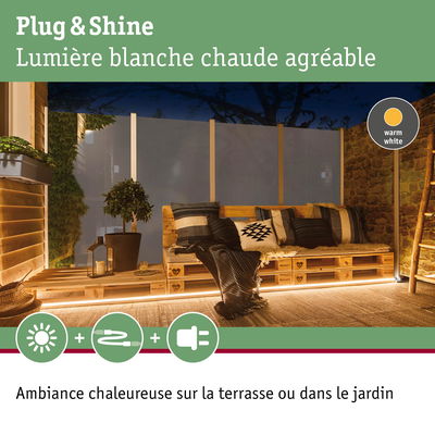 Éclairage LED blanc chaud pour une terrasse accueillante avec canapé en palettes en bois et coussins