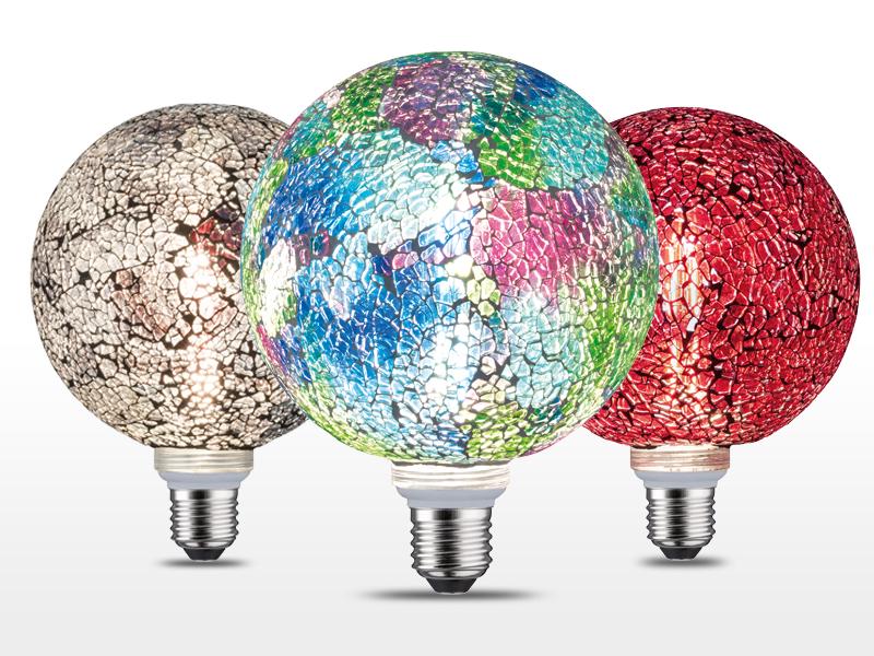Drei dekorative Glühbirnen mit buntem Mosaikglas in Weiß, Blau-Grün und Rot für stimmungsvolle Beleuchtung.