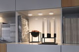 Éclairage d'étagère blanc moderne avec trois plafonniers LED ronds et porte-bougies noir avec bougies blanches