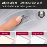 Vinger stelt lichtkleur in op wit kunststof lichtpaneel met drie witopties
