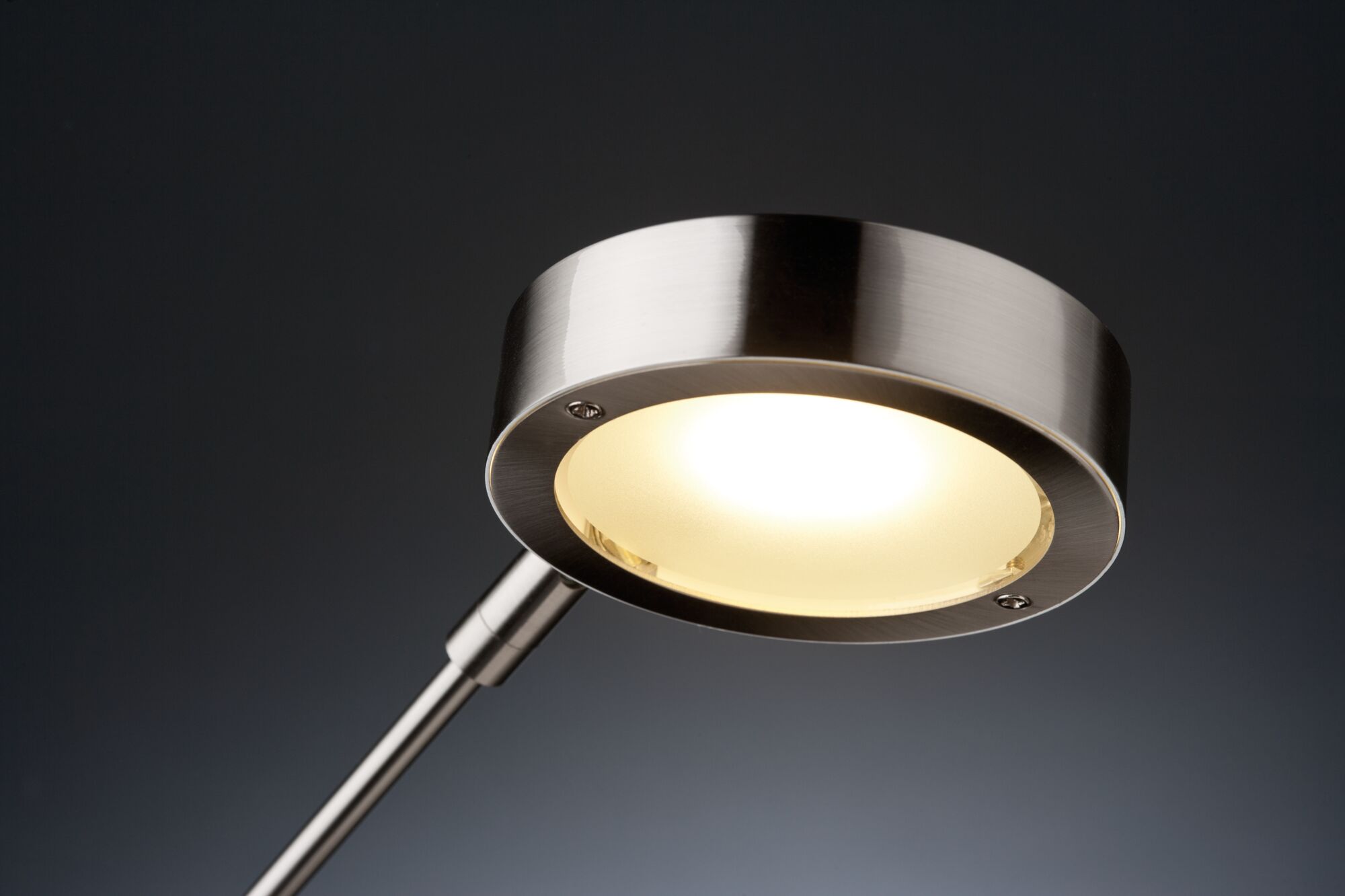 Runde LED-Stehleuchte aus gebürstetem Edelstahl mit warmweißem Licht für moderne Wohnräume