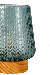 Blauwgroene glazen lampenkap met ruitpatroon op lichte houten voet, decoratieve tafellamp