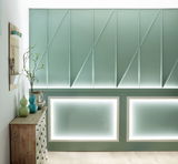 Groene muur met LED-verlichting in rechthoekige lijsten en houten kast met vazen in moderne woonruimte
