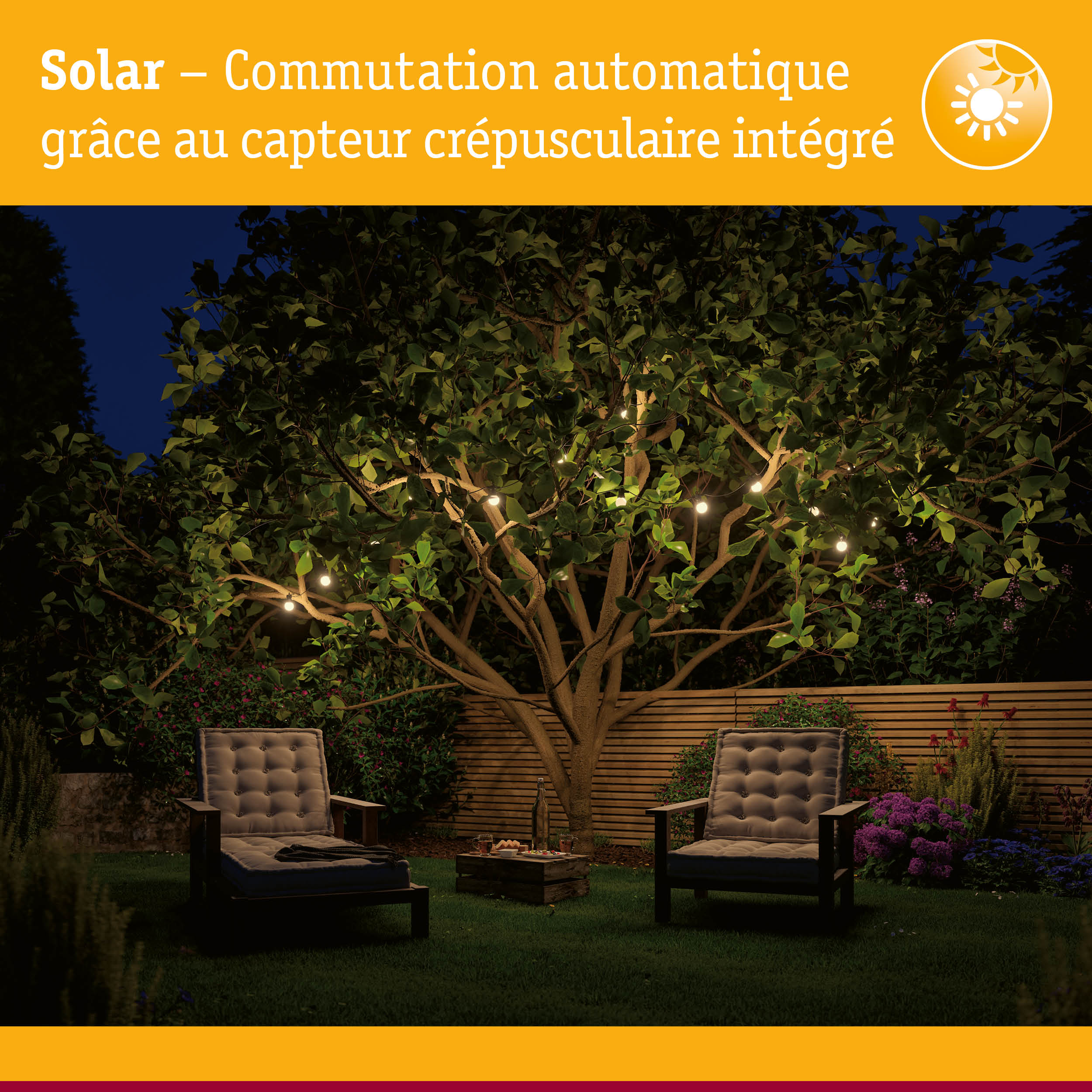 Jardin avec guirlandes solaires sur arbre et fauteuils rembourrés pour extérieur la nuit