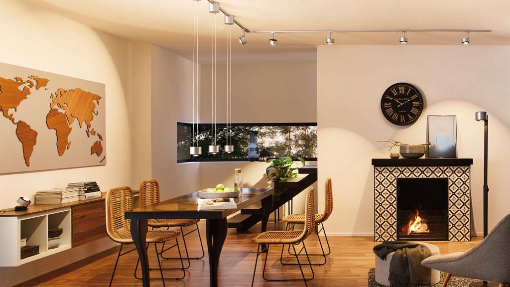 Moderner Essbereich mit Holzstühlen, schwarzem Tisch und Paulmann Schienensystem mit LED-Spots in warmweiß.