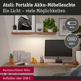 Atali portable Akku-Möbelleuchte in Weiß mit austauschbarem Akku und USB-C-Ladung am Schreibtisch.
