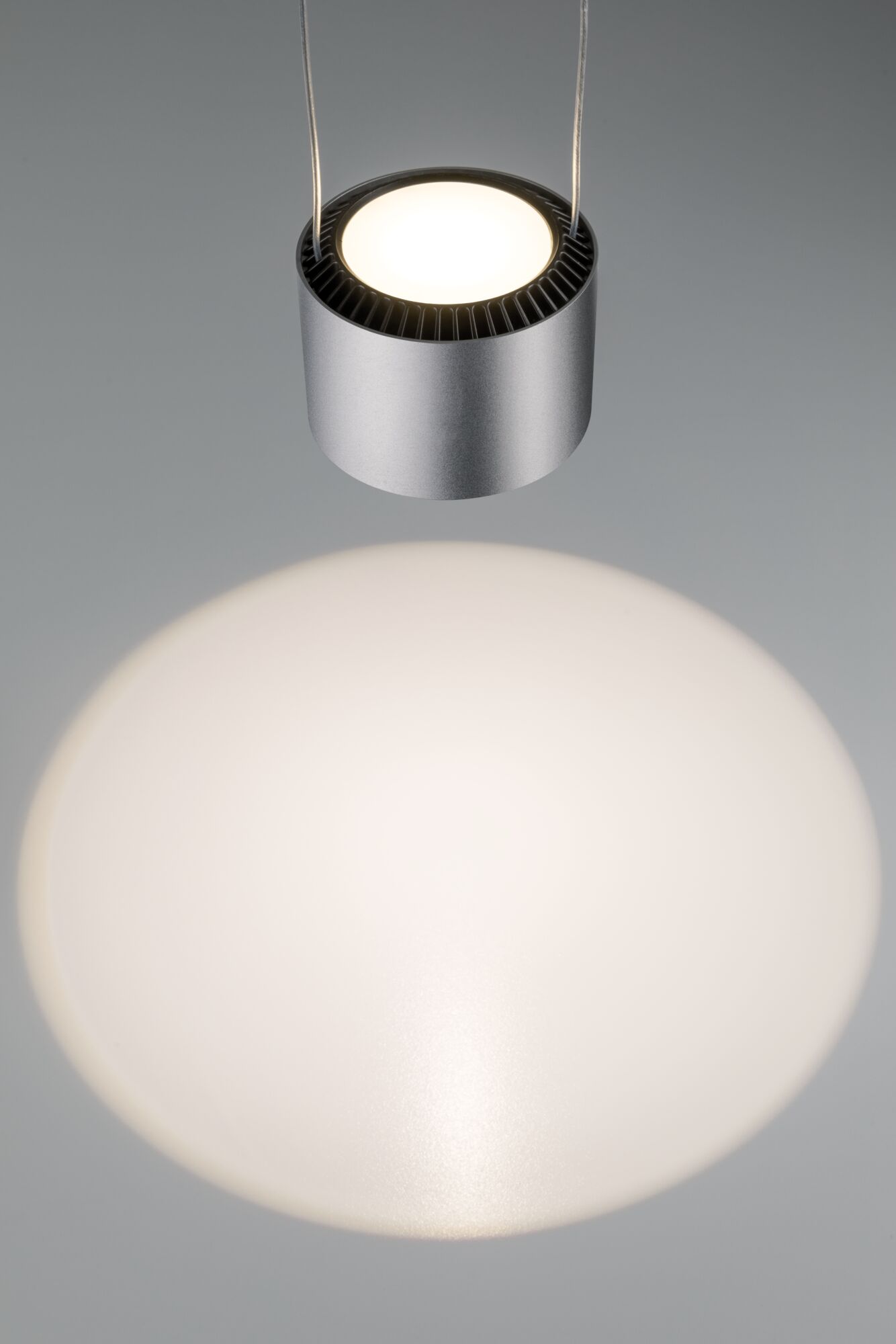 Runde LED-Pendelleuchte aus silbernem Aluminium mit warmweißem Licht und modernem Design
