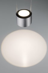 Runde LED-Pendelleuchte aus silbernem Aluminium mit warmweißem Licht und modernem Design