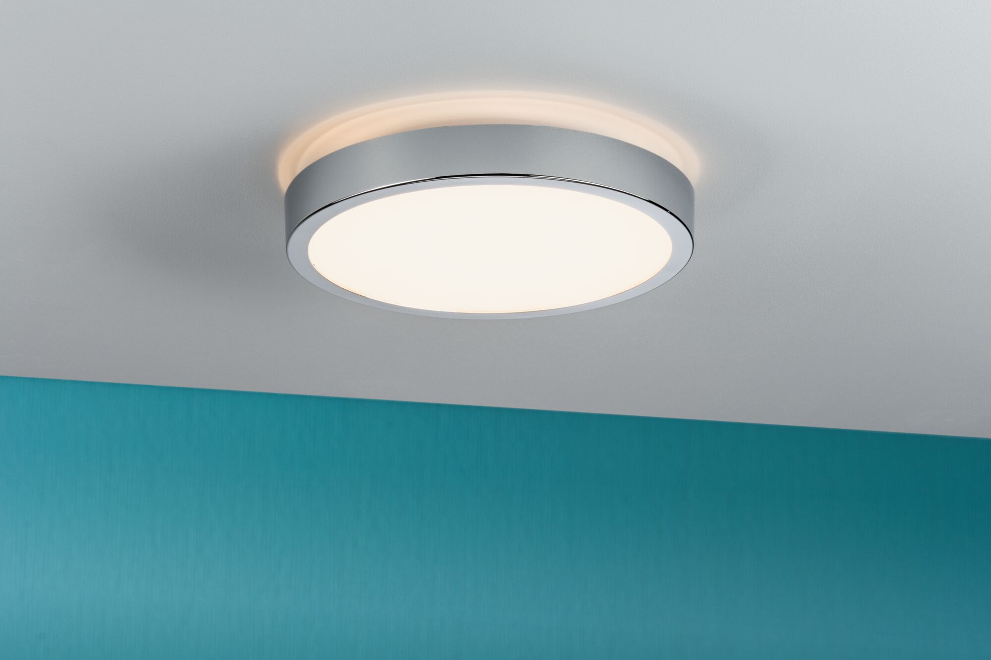 Runde Deckenleuchte aus Metall in Chrom mit warmweißem LED-Licht für moderne Wohnräume