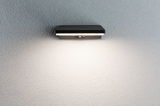 Schwarze LED-Wandleuchte aus Metall mit Bewegungsmelder an weißer Wand für Außenbeleuchtung
