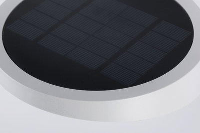 Rundes Solarpanel mit schwarzer Oberfläche und weißem Rahmen für energiesparende Beleuchtung