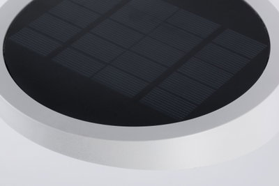 Rundes Solarpanel mit schwarzer Oberfläche und weißem Rahmen für energiesparende Beleuchtung
