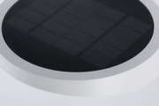Rundes Solarpanel mit schwarzer Oberfläche und weißem Rahmen für energiesparende Beleuchtung