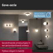 Gove-serie badkamerverlichting in mat zwart met witte glazen bollen voor tijdloos elegant design