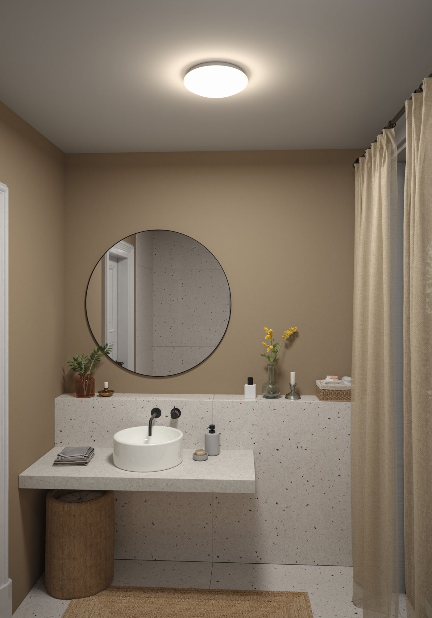 Runde weiße Deckenleuchte mit warmweißem Licht in modernem Badezimmer mit beigen Wänden.