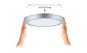 Rundes LED-Deckenlicht aus silbernem Aluminium mit weißem Diffusor, einfache Montage gezeigt
