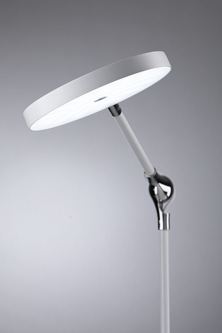 Moderne weiße LED-Stehleuchte mit rundem Leuchtkopf und verstellbarem Arm aus Metall und Kunststoff.