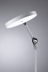 Moderne weiße LED-Stehleuchte mit rundem Leuchtkopf und verstellbarem Arm aus Metall und Kunststoff.