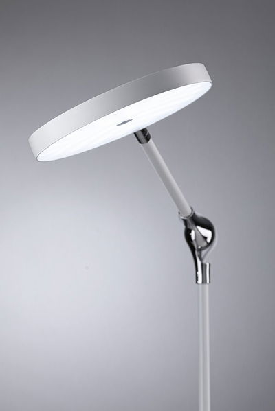 Moderne weiße LED-Stehleuchte mit rundem Leuchtkopf und verstellbarem Arm aus Metall und Kunststoff.