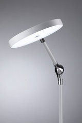Lampadaire LED blanc moderne avec tête ronde et bras réglable en métal et plastique pour intérieur.