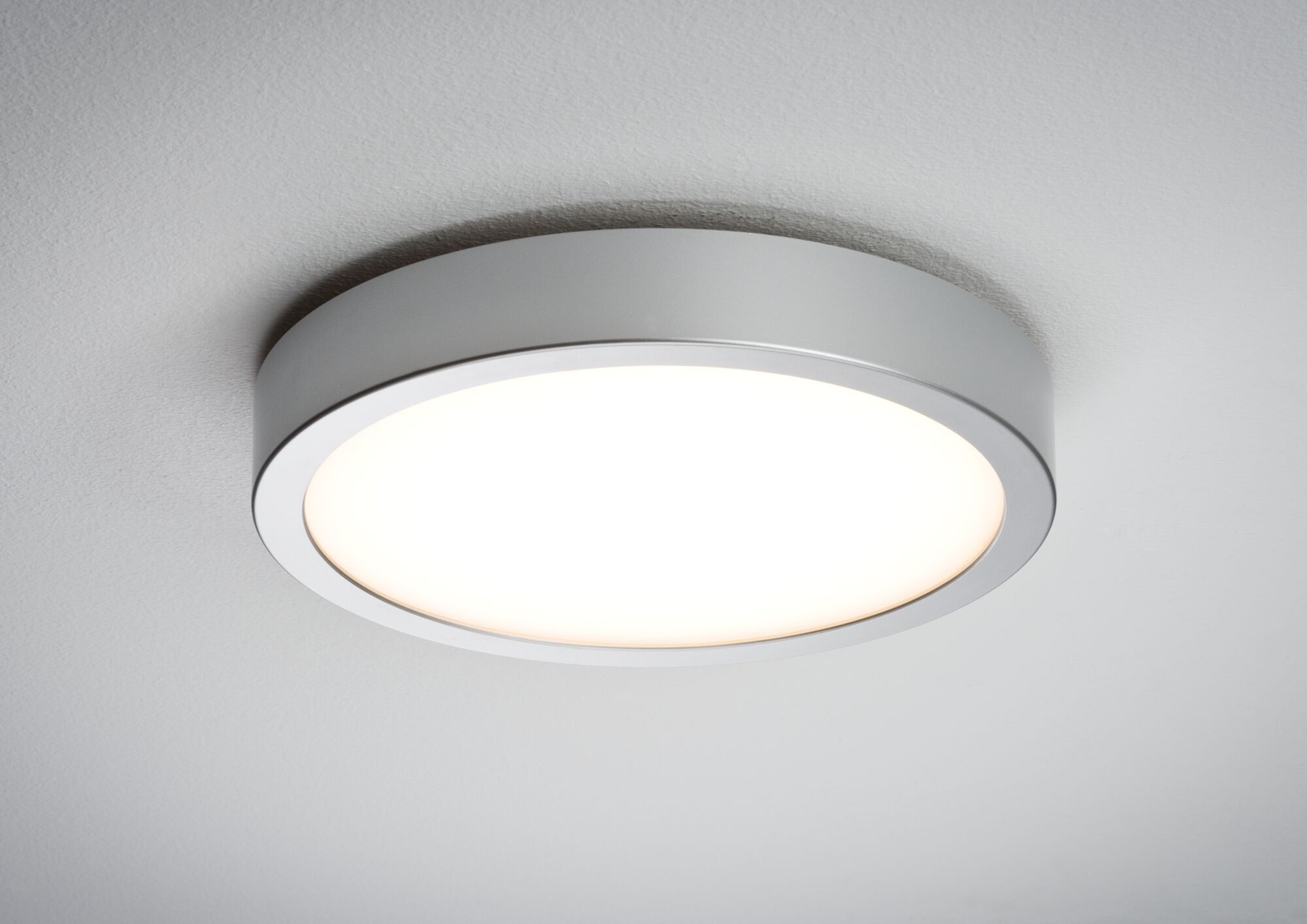Runde Deckenleuchte aus weißem Aluminium mit warmweißem LED-Licht für moderne Innenräume