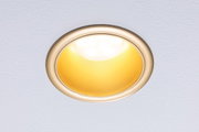 Rundes Einbau-LED-Leuchtmittel mit goldfarbenem Rahmen und warmweißem Licht für Wohnräume