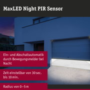 Moderne weiße Hausfassade mit Garage beleuchtet durch MaxLED Night PIR Sensor Bewegungsmelder