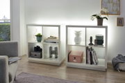 Witte houten kast met decoratieve items en LED-achtergrondverlichting voor moderne woonkamer