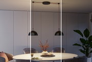 Moderne zwarte metalen hanglamp met twee koepelvormige kappen boven ronde eettafel met decoratie en stoelen