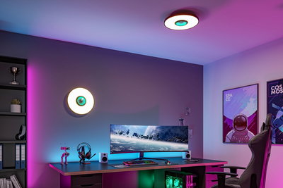Ronde plafond- en wandlamp met wit glas en groene LED-accent in moderne gamekamer.
