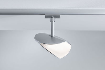 Moderner silberner LED-Strahler aus Metall an Schienensystem für flexible Raumbeleuchtung