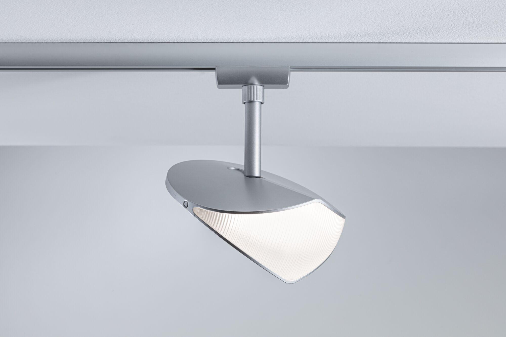 Moderner silberner LED-Strahler aus Metall an Schienensystem für flexible Raumbeleuchtung