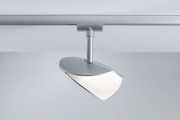 Moderner silberner LED-Strahler aus Metall an Schienensystem für flexible Raumbeleuchtung