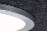 Nahaufnahme einer runden LED-Deckenleuchte mit gebürstetem Aluminiumrand und weißem Diffusor für Wohnräume