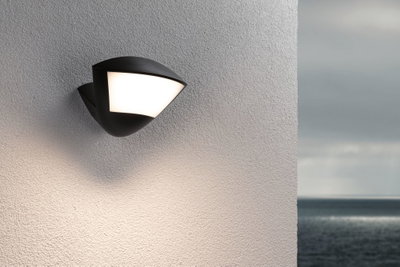Zwarte buitenwandlamp met witte diffuser op gestructureerde muur, moderne LED buitenverlichting