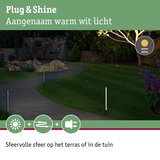 Tuinpad met warm wit licht van slanke buitenlampen voor sfeervolle terras- en tuinverlichting