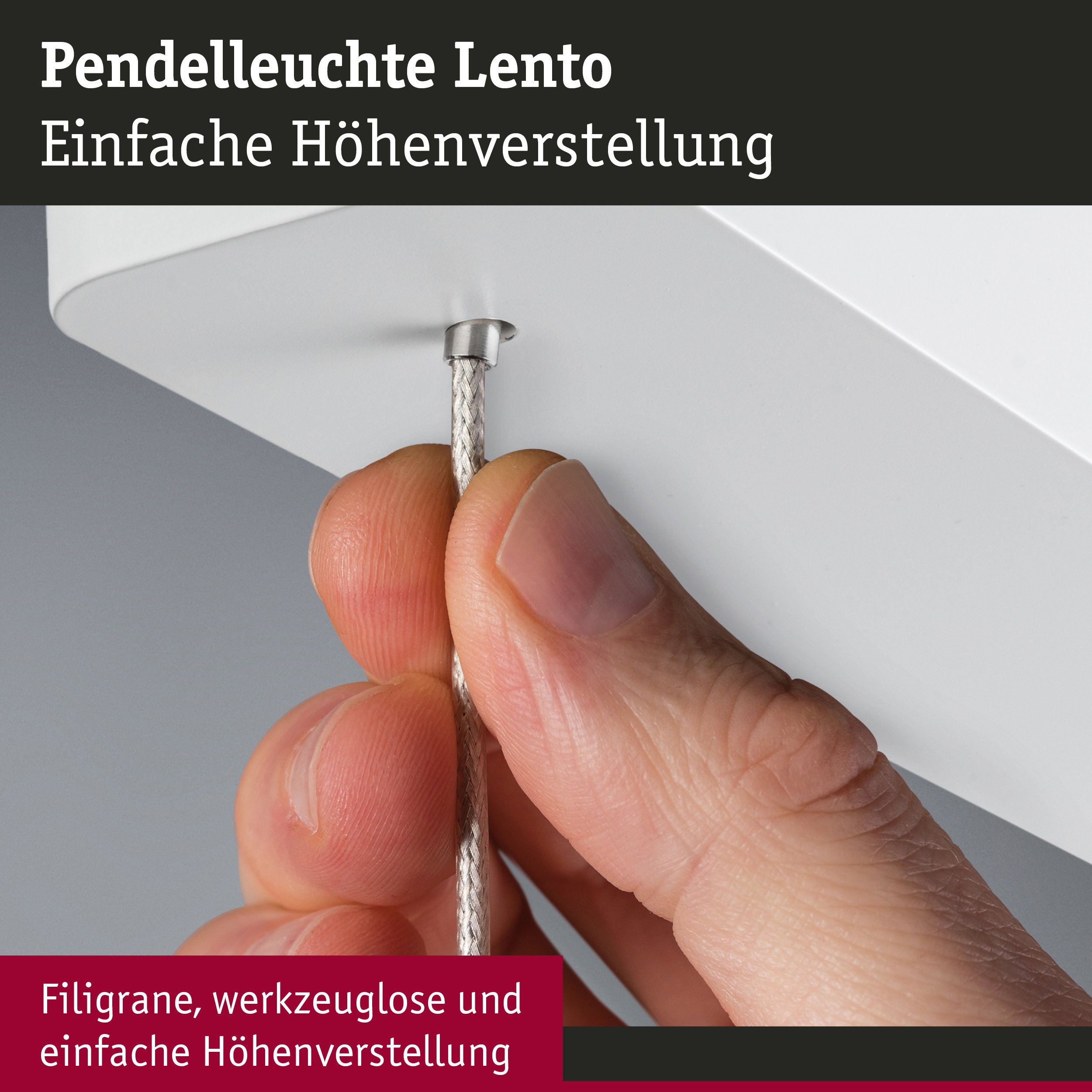 Nahaufnahme einer Hand, die das silberne Kabel einer weißen Pendelleuchte Lento justiert
