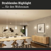 Moderne weiße Pendelleuchten aus Glas in Wohnzimmer mit Holzsideboard und Essbereich
