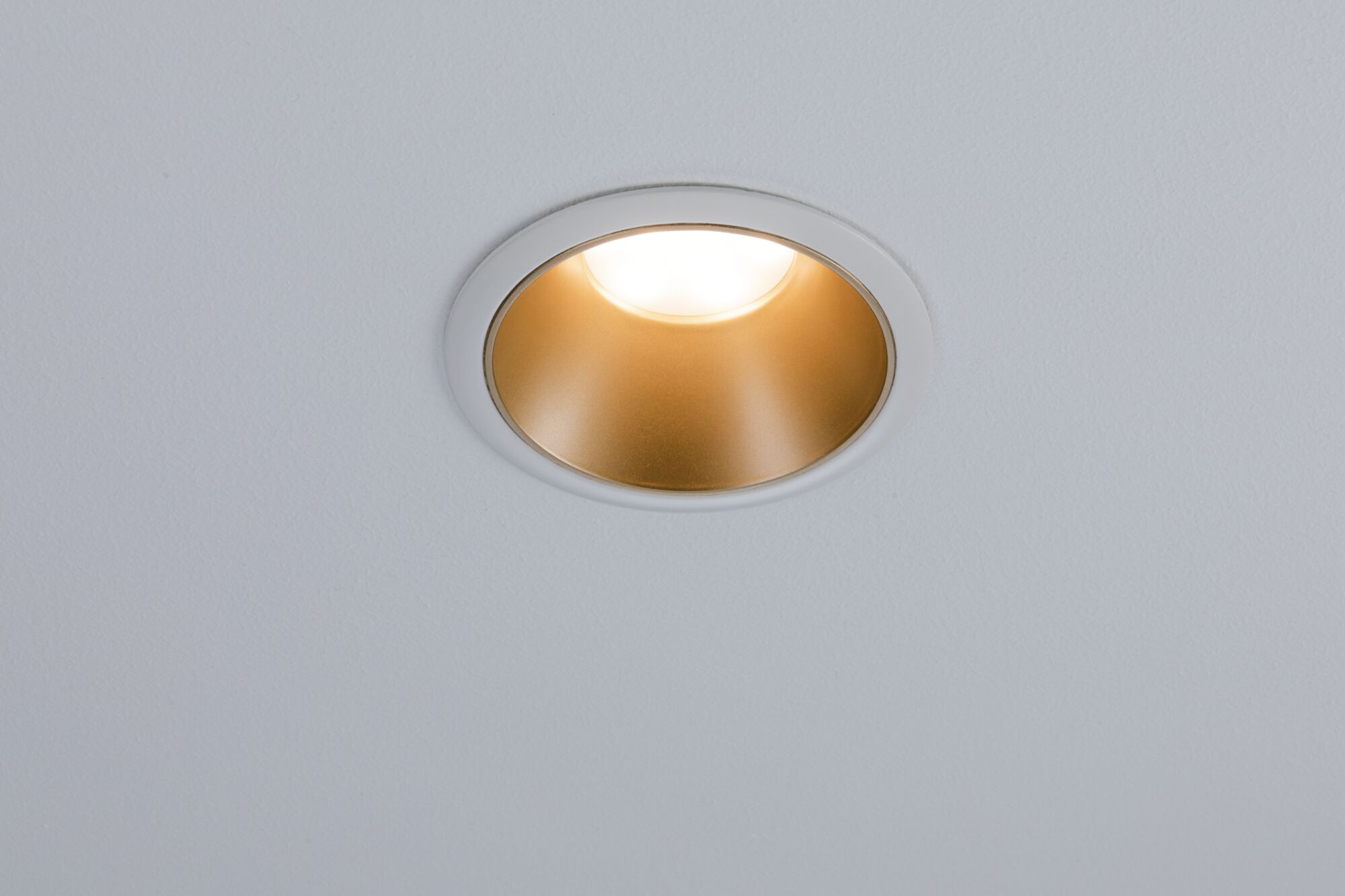 Spot encastré rond avec cadre blanc et réflecteur doré pour éclairage LED de plafond moderne