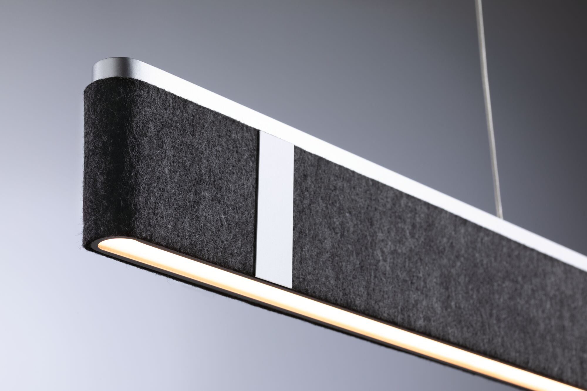 Moderne zwarte vilten hanglamp met aluminium frame en warm wit LED-licht voor woonruimtes.