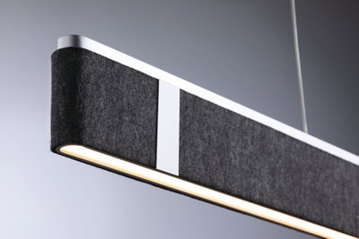 Suspension moderne en feutre noir avec cadre en aluminium et lumière LED blanc chaud pour intérieur.