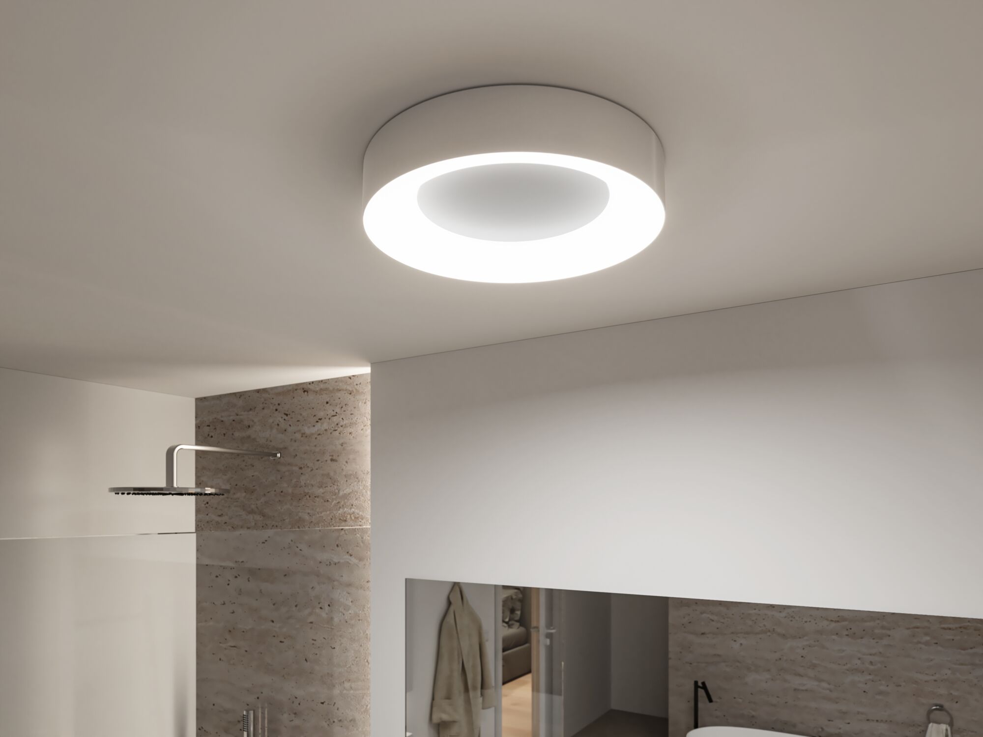Runde weiße Deckenleuchte mit LED-Ring in modernem Badezimmer mit Natursteinwand und Dusche