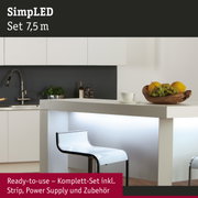 Moderne weiße Kücheninsel mit beleuchtetem Bereich und transparentem Barhocker in minimalistischem Design