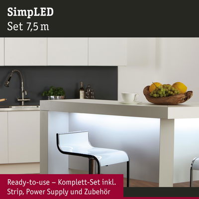 Moderne weiße Kücheninsel mit beleuchtetem Bereich und transparentem Barhocker in minimalistischem Design