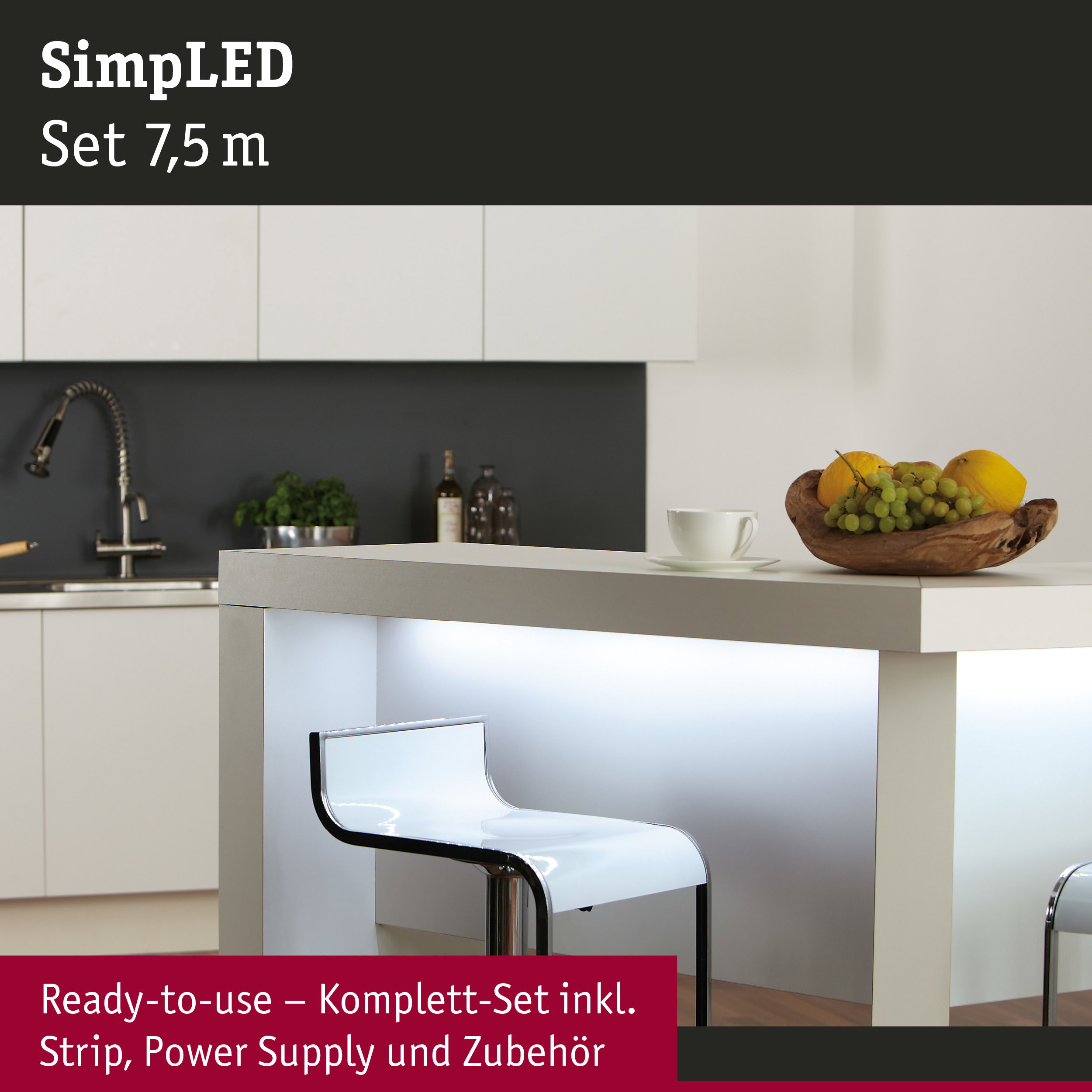 Moderne weiße Kücheninsel mit beleuchtetem Bereich und transparentem Barhocker in minimalistischem Design
