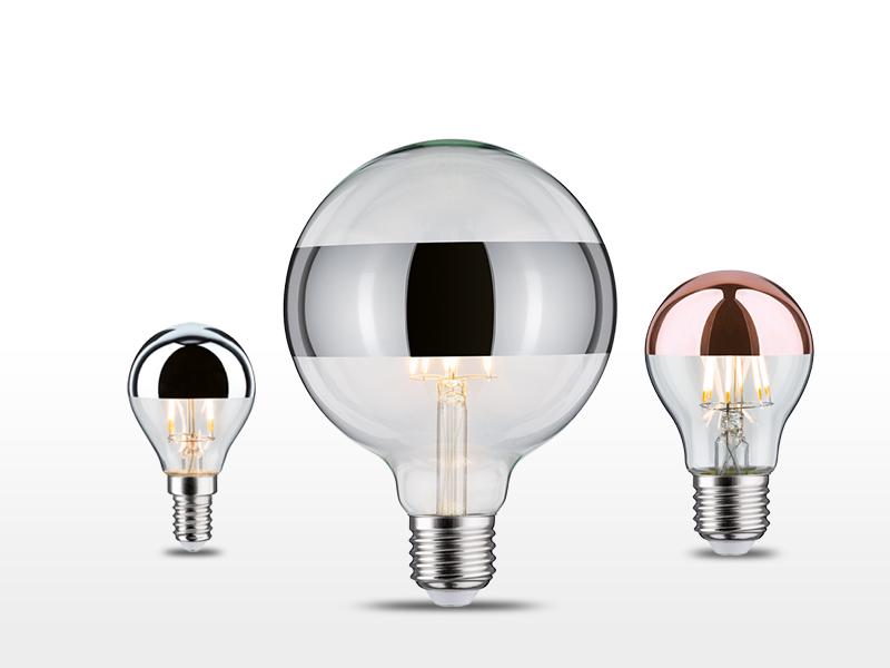 Tre dekorative LED-pærer med spejlede sølv- og kobbertoppe til moderne belysning.