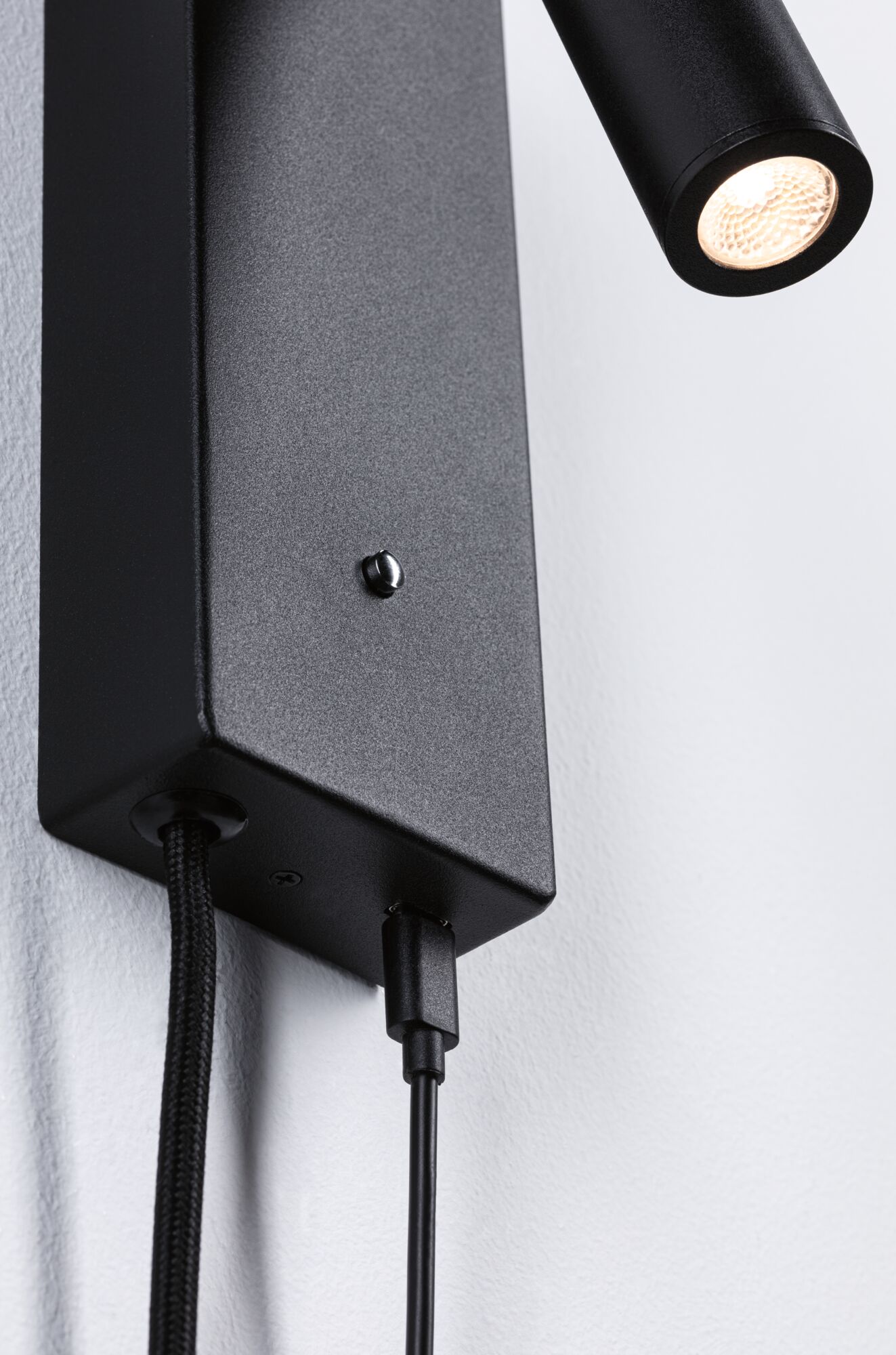 Zwarte metalen LED-wandlamp met flexibele kop en stoffen kabel voor moderne binnenverlichting