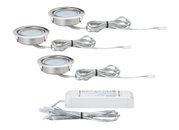 Trois spots encastrés LED ronds en acier inoxydable brossé avec câbles et transformateur blanc pour éclairage intérieur.