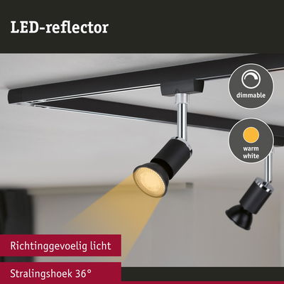 Zwarte LED-reflector met warm wit dimbaar licht en 36° stralingshoek aan plafond gemonteerd