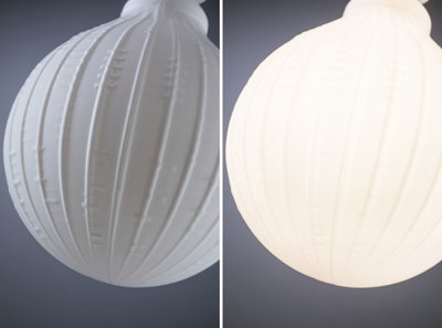 Witte glazen hanglamp met geribbelde textuur, modern ontwerp voor sfeerverlichting thuis.